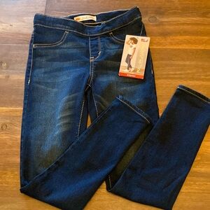 Levis pull in jegging  brand new NWT